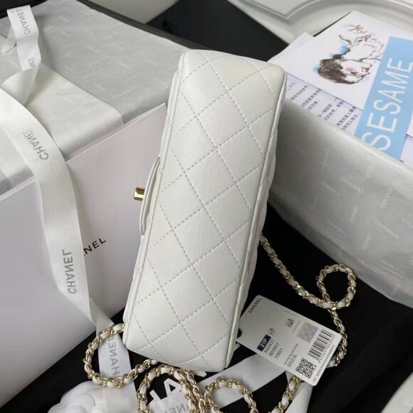 Classic CHANEL Bag: A Stylish and Versatile Choice for Elegance - Picture 3 of 6